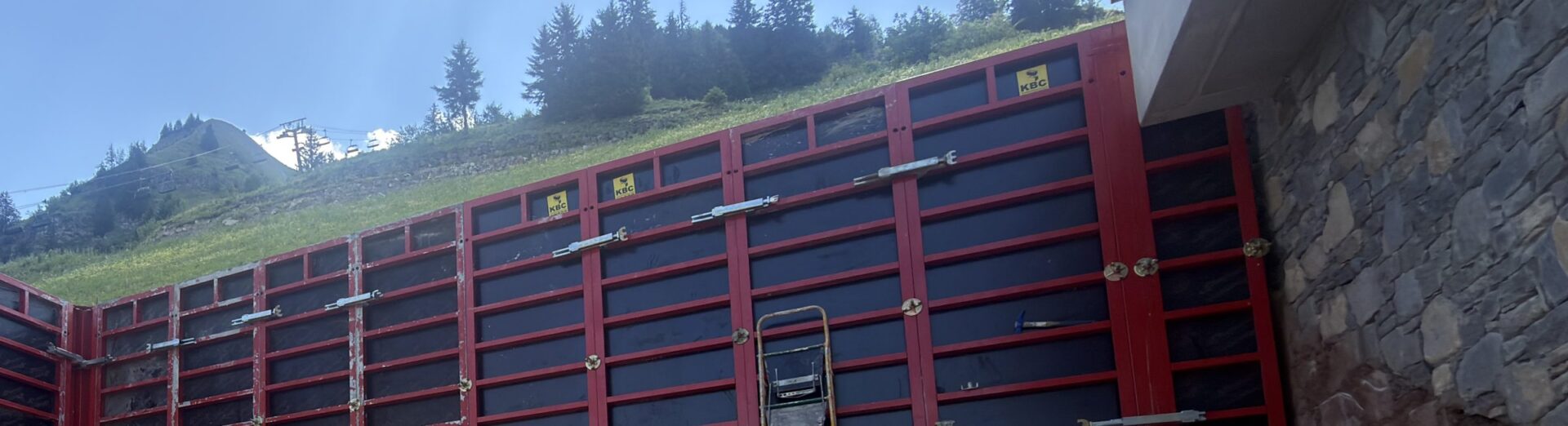 Banches de coffrage d'un mur en béton armé