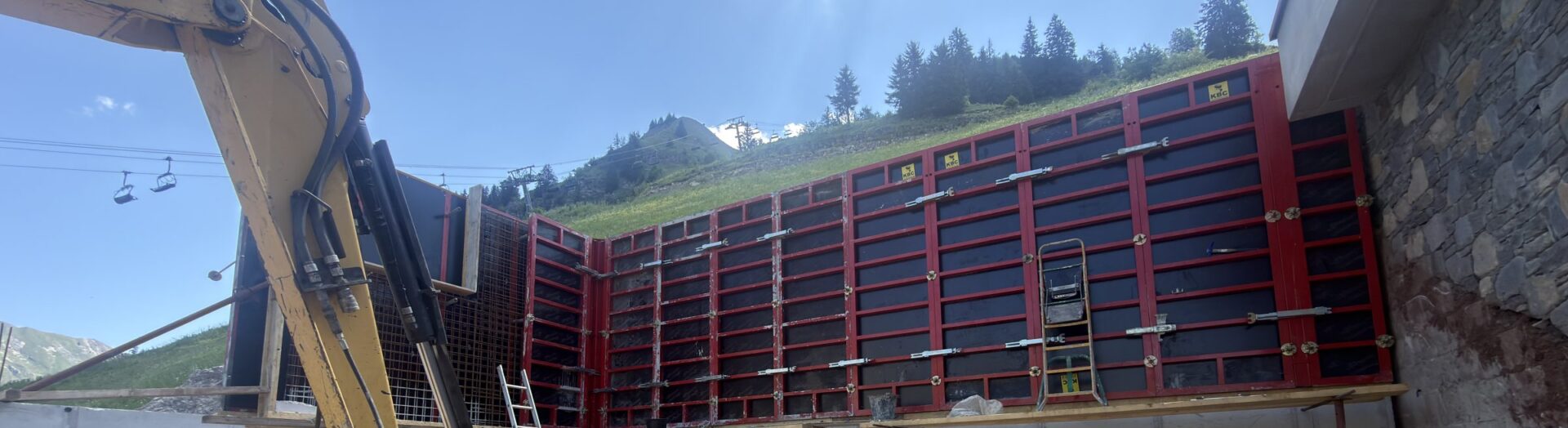 Panorama d'un chantier de mur de soutènement en cours de coffrage