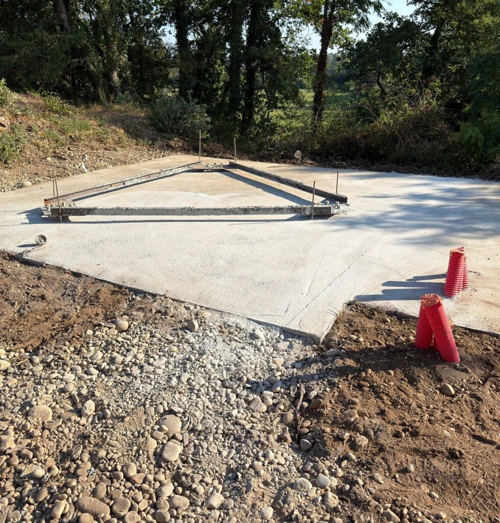 Dalle béton et chemin d'accès créés sur un site
