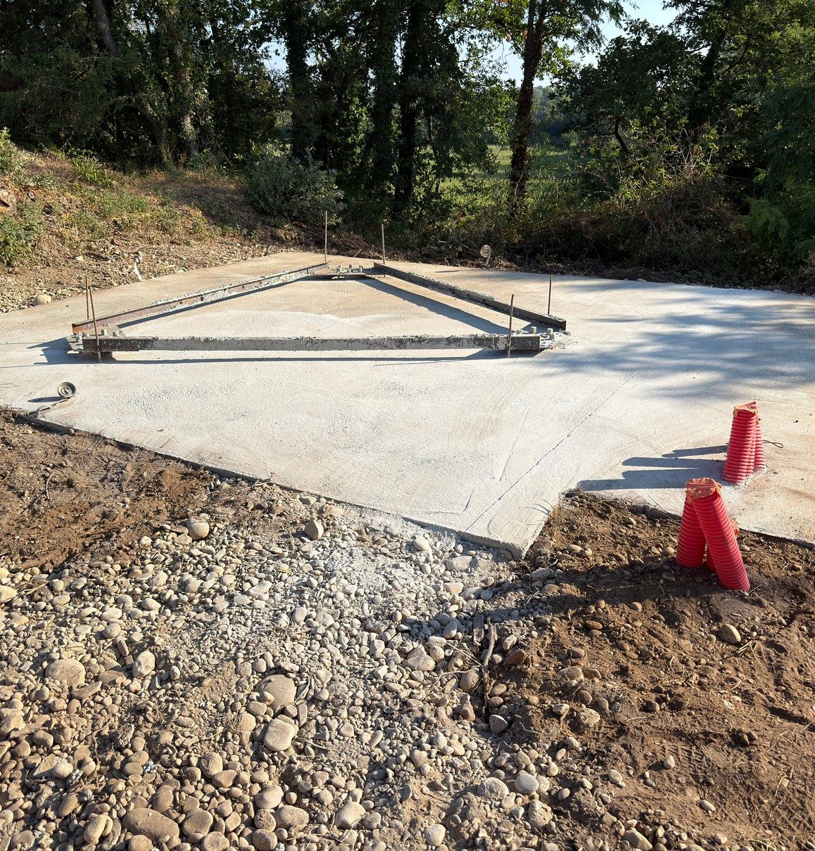 Dalle béton et chemin d'accès créés sur un site