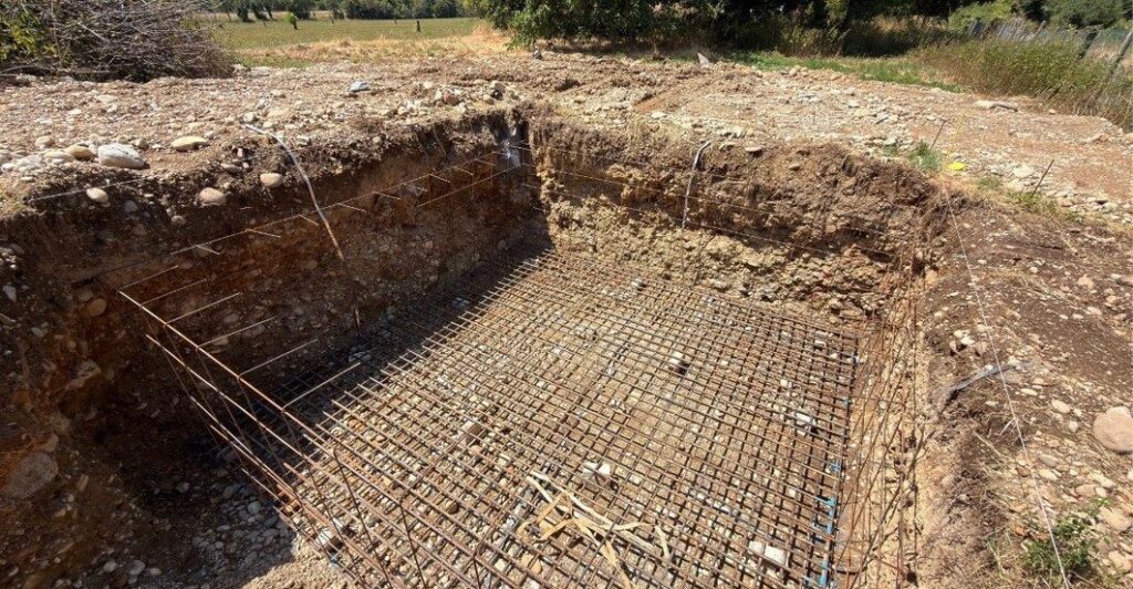 Fouille terrassée et ferraillage d'un massif en béton