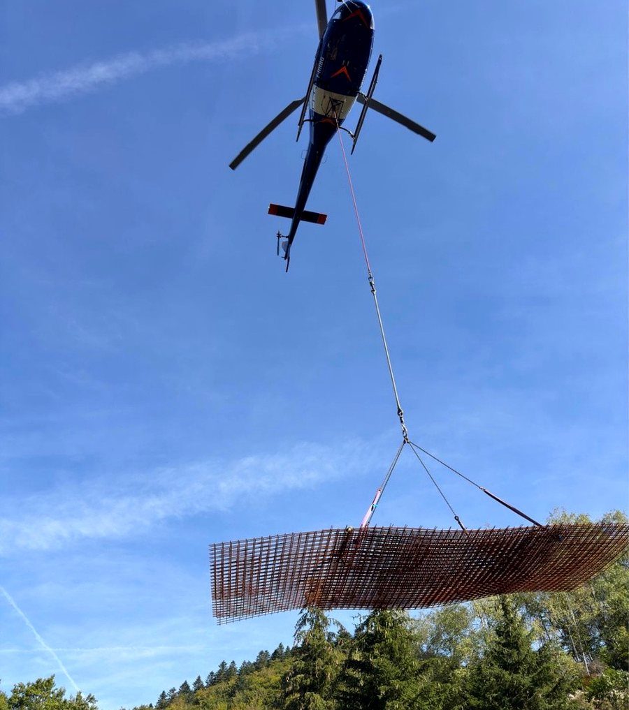 Héliportage d'une nappe de ferraillage sur un chantier