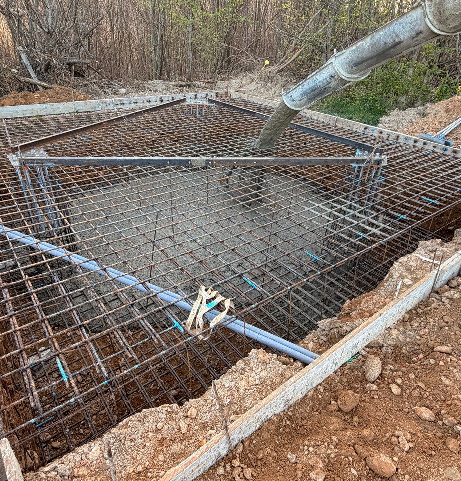 Coulage béton d'un massif ferraillé pour infrastructure télécom