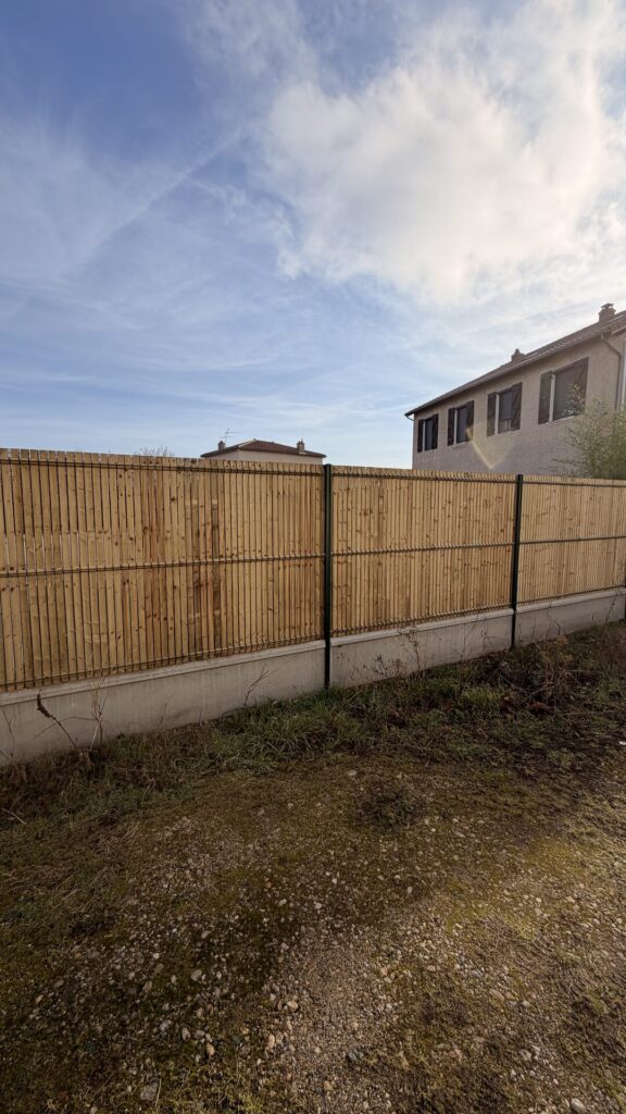 Clôture bois sur muret