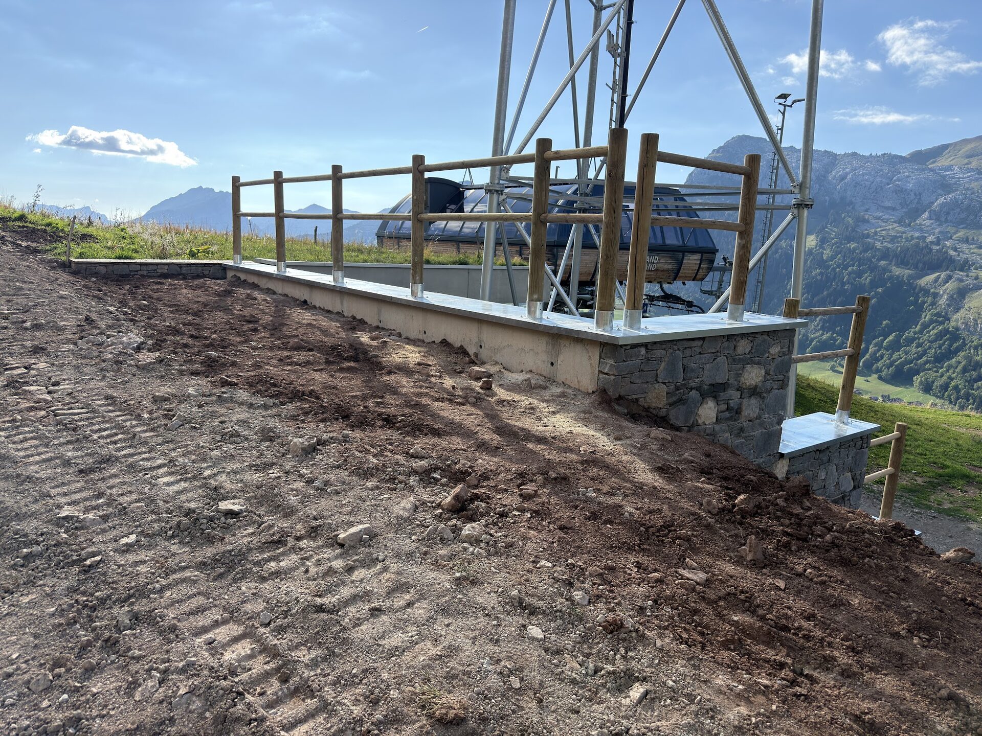 Couvertines et clôture ranch sur le mur de soutènement, au Grand-Bornand (74)