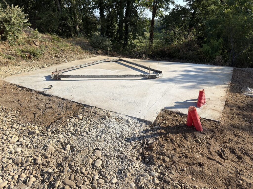 Massif béton et remblai