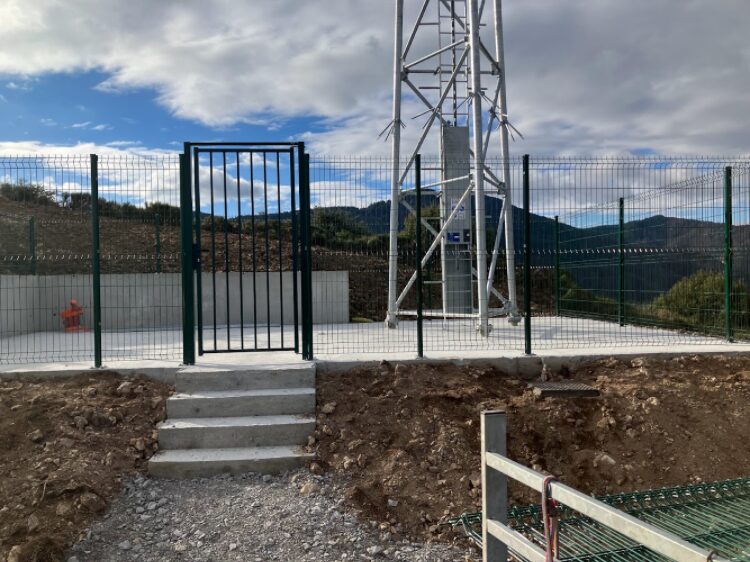 Site télécom clôturé avec portillon